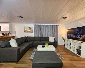 Stunning Vacation Rental with Foosball and Barbecue in Meadview, Arizona - Meadview - Olohuone