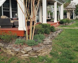 Secluded Farmhouse Cottage w/Bucolic Setting - Amissville - Rakennus