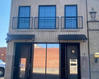 Charming Vintage 2-bedroom flat in wonderful downtown Warren with Wi-Fi, AC, - Warren - Building