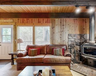 Tranquil Family Cabin - Incline Village - Living room