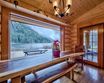 Luxury Log Cabin for a Group Getaway to Forest Lake in British Columbia - Barriere - Comedor