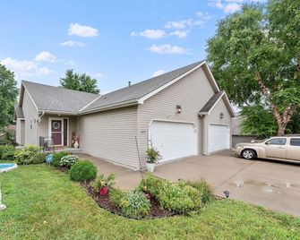 Beautiful Townhome 11 minutes to Downtown townhouse - Kansas City - Gebouw
