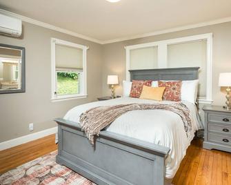 Stunning 4 Bedroom,2.5 Baths abuts Phillips Academy, walk to Town and Train - Andover - Bedroom