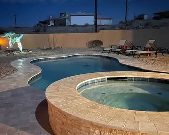 4 Mi to Lake Havasu Home with Hot Tub and Pool - Lake Havasu City - Uima-allas