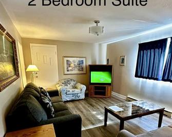 Whale's Tail Guest Suites - Ucluelet - Living room