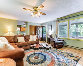 6 Mi to Waterrock Knob Serenity Cottage - Maggie Valley - Living room