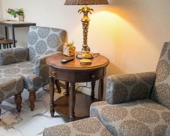 Midland's Most Private Tiny Cottage - Midland - Living room