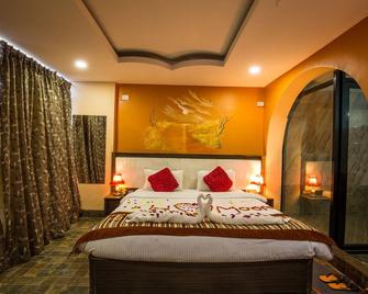 Hotel Royal Safari - Sauraha - Schlafzimmer