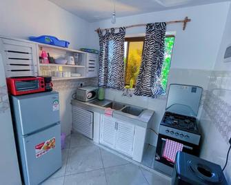 Silent Palms Villa - Galu Beach - Kitchen