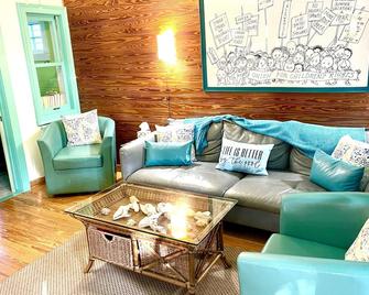 Lazy River Pool, Enchanting Garden, Old Town Key West, Free Wifi, Bikes & Parkin - Key West - Living room