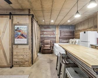 Casas Coastal Experience Cabin A - Rockport - Dining room