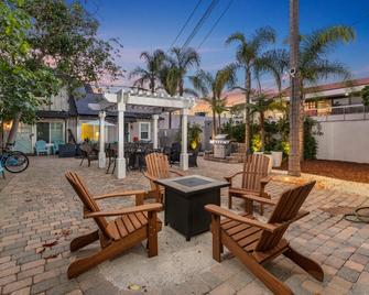 Unit B - B Ave Bungalows · Large Beach Studio, 5 Min Walk to Coronado Beach! - Coronado - Patio