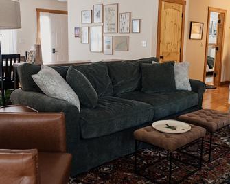 New! Pemaquid Escape | Curated Comfort + Hot Tub - Walpole - Sala de estar