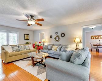 Powder Springs Home with Grill 11 Mi to Six Flags! - Powder Springs - Living room