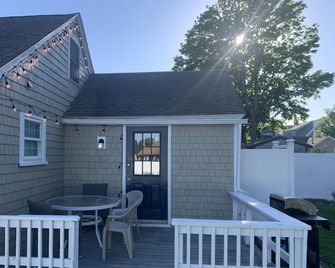 Charming cottage in Hyannis walk to downtown, beach, Harbor, pet friendly fence - Hyannis - Patio