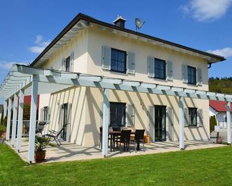 Holiday home to the tulip, Fantastically beautiful apartment in Bavarian Swabia - Ichenhausen - Будівля