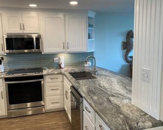 Beautiful First Floor Oceanfront Condo Steps to Beach and Pool - Pine Knoll Shores - Kitchen