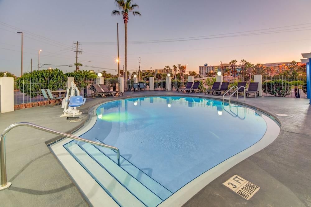 إيمرلاد كوست إن آند سويتس