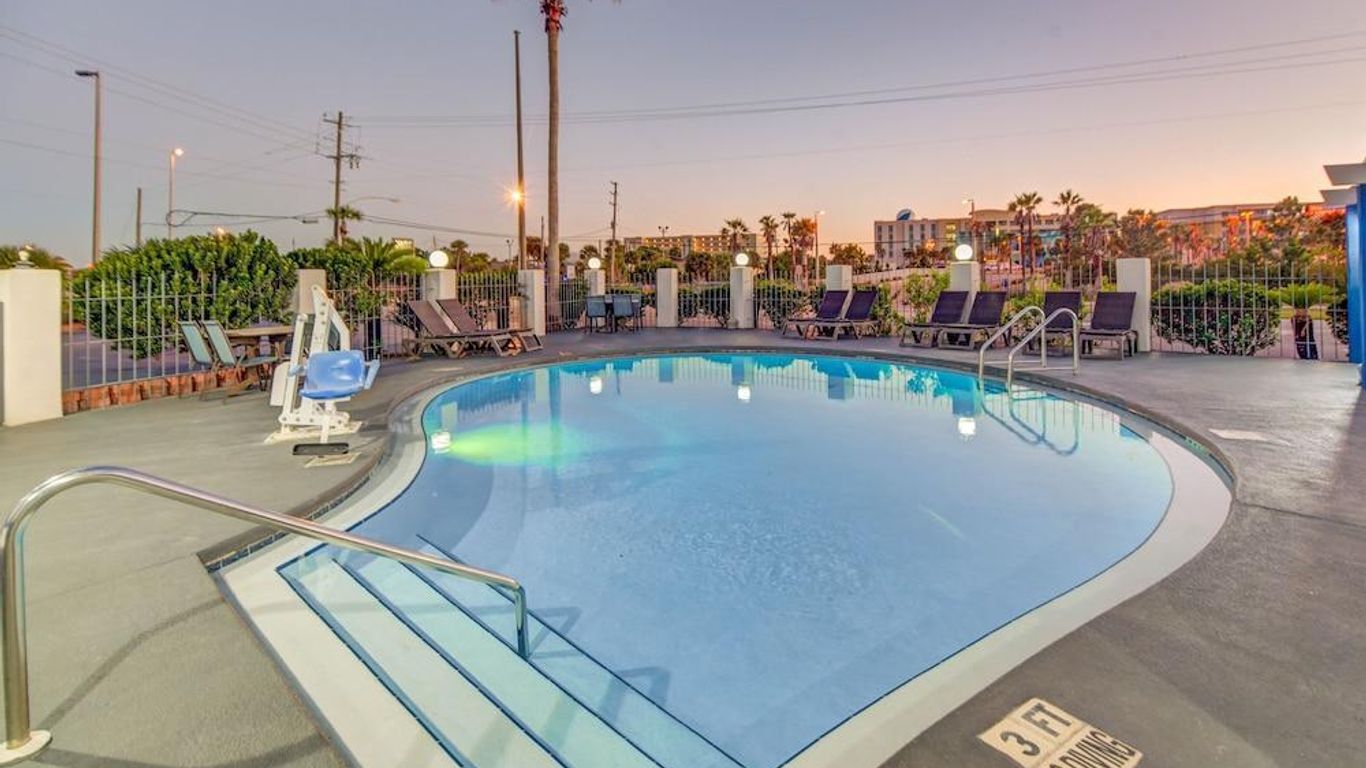 إيمرلاد كوست إن آند سويتس