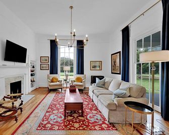 Eighty Oaks, A Fully Renovated Luxury Estate in Jacksonville, Al - Jacksonville - Sala de estar