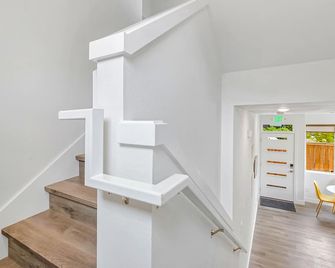 Dragonstone Sweet Suite - Seattle - Scale