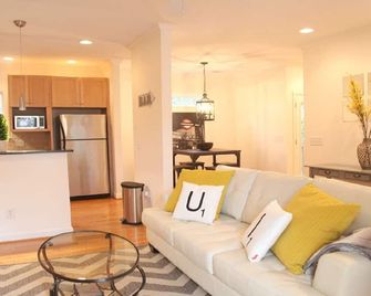 In The Heart Of Everything - Atlanta - Living room