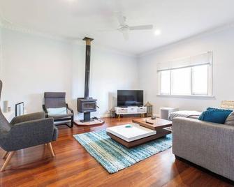 Otters Retreat - Busselton - Living room