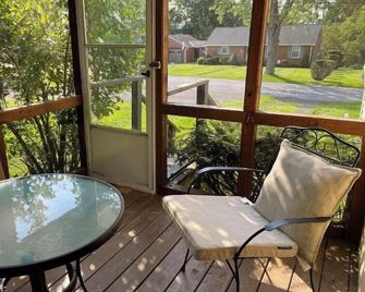 Cozy cottage with yard, private porch and fire pit - Kingston - Balcón