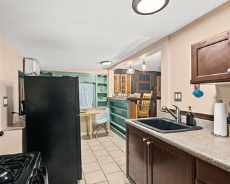 Cottage w/ King Bed & Private Backyard ~ Dogs OK - Wilmington - Kitchen