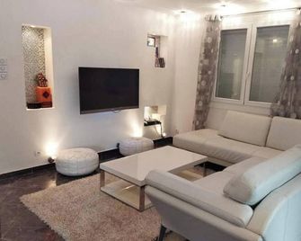 Modern F3 apartment 5 minutes from the beach with sea view! ( Air-conditioned). - Bugía - Sala de estar