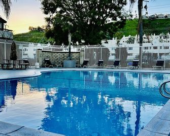 Gorgeous 3 Bedroom Condo - Santa Clarita - Pool