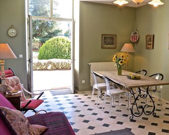Quiet location by the river in unspoiled nature - Saint-Jean-d'Angély - Dining room