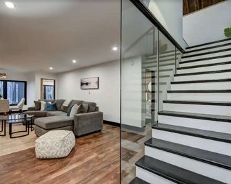 Executive Lake Front Cottage with Hot tub - Lake of Bays - Living room