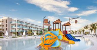 Serenade Punta Cana Beach & Spa Resort - Punta Cana - Alberca