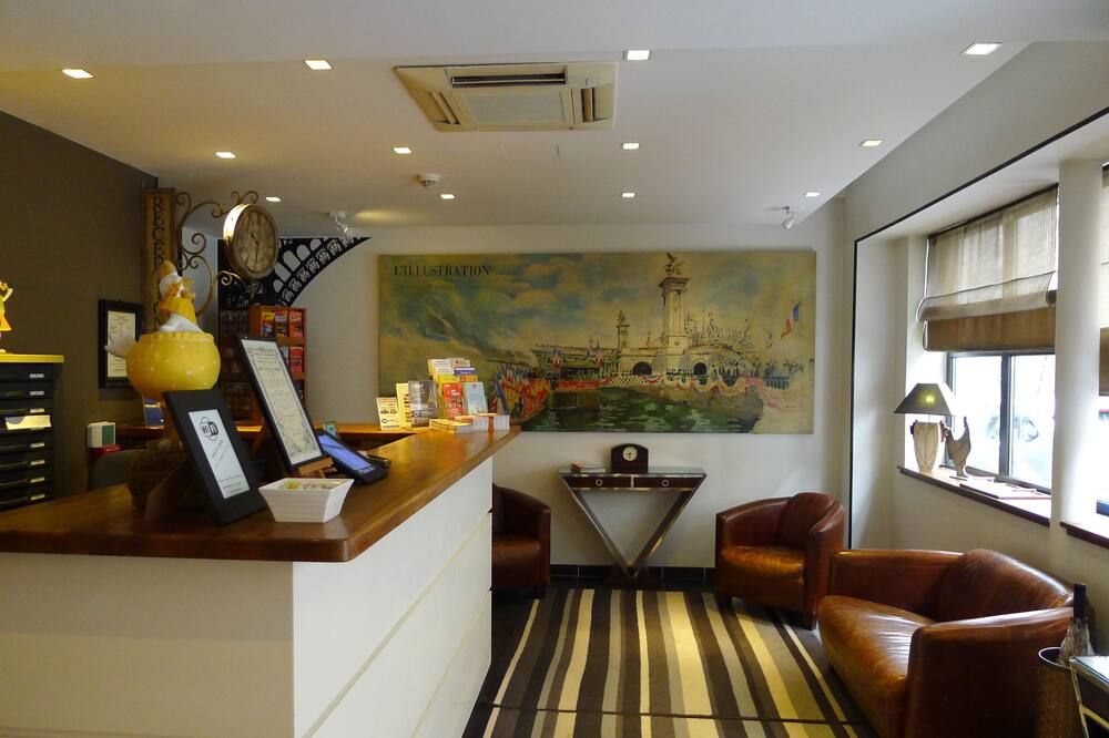 فندق دو ليكسبوزيسيون - برج إيفل