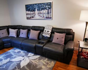 Location+Comfort+Convenience - Boston - Living room