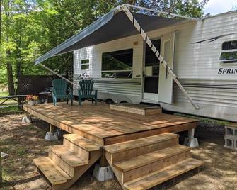 Modern, clean trailer, waterview at small campground (The Springdale) - Cloyne - Patio