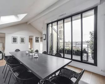 100 m terrace parking view of the Eiffel Tower - Saint-Cloud - Eetruimte