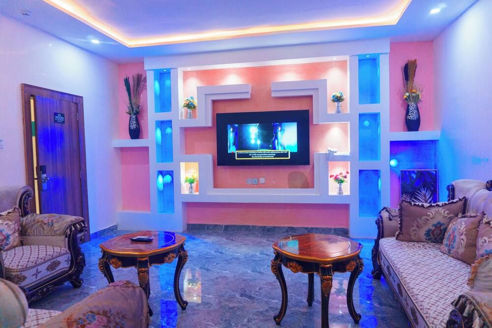 Rolarz Resorts & Hotel - Benin City - Living room