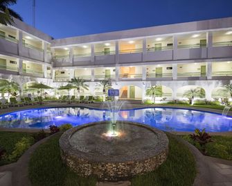 هوتل بالاس إن - توكستلا جوتيريز - حوض السباحة