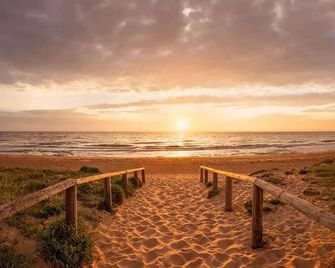 Beach & Lake Narrabeen Apartment With Outdoor Bbq - Narrabeen - Beach