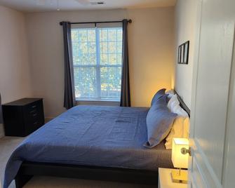 Beautiful Cornelius Condo, available for long-term - Cornelius - Bedroom