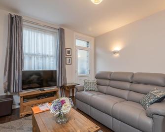 Sleeps 5 - 3 Bedrooms - walk to the square hosted Happy Valley cast - Hebden Bridge - Living room