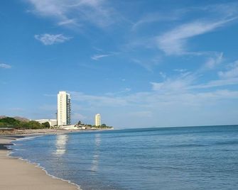 Lovely condo with beach, mountain and pool view. - Nueva Gorgona - Playa