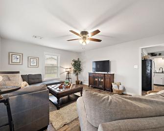 By Sylvan Beach PARK with work space high speed wifi 5 Superhost - La Porte - Living room
