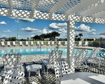 Sunset Saddle Stay - 3/2 in The Village of Waters Edge w/ Golf Cart - Sumterville - Pool