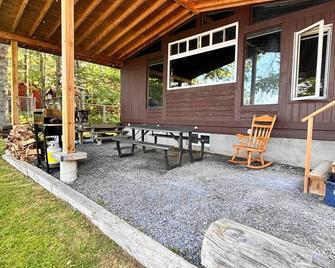 Welcome to the Wolf Den on Wolf Lake! - Apsley - Patio