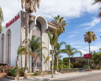 Ramada by Wyndham Oceanside - Oceanside - Byggnad