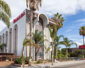 Ramada by Wyndham Oceanside - אושנסייד - בניין