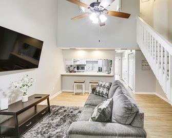 Updated Tallahassee Townhome 3 Mi to Downtown! - Tallahassee - Living room